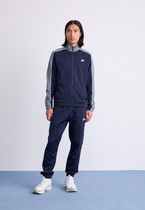 Nike Sportswear CLUB SET - Tracksuit - obsidian/smoke grey