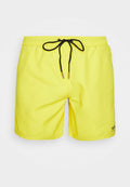 Gelbe Badeshorts mit einem elastischen Bund und schwarzem Kordelzug, kurzer Schnitt und dezentem Branding am unteren Saum.