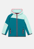 Jacke in Türkis und Minzgrün mit Kapuze, ausgestattet mit einem durchgehenden Reißverschluss, zwei Seitentaschen mit roten Akzenten und schwarzem Besatz an Bündchen und Saum.