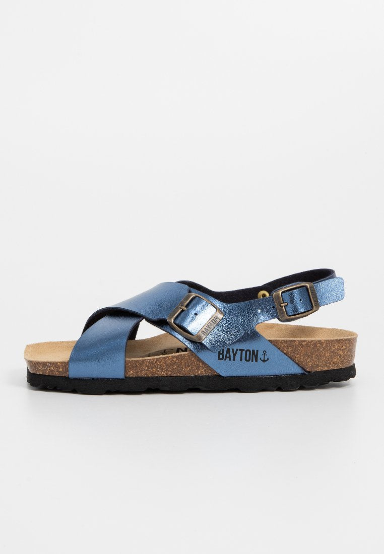 Blaue Sandale mit überkreuzten, glänzenden und matten Riemen, silberner Schnalle, Korkfußbett und schwarzer Gummisohle mit dem Markennamen "BAYTON."
