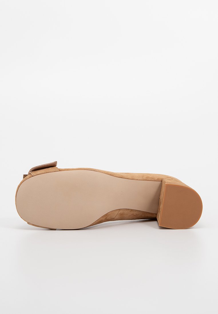 Jeffrey Campbell FACTS