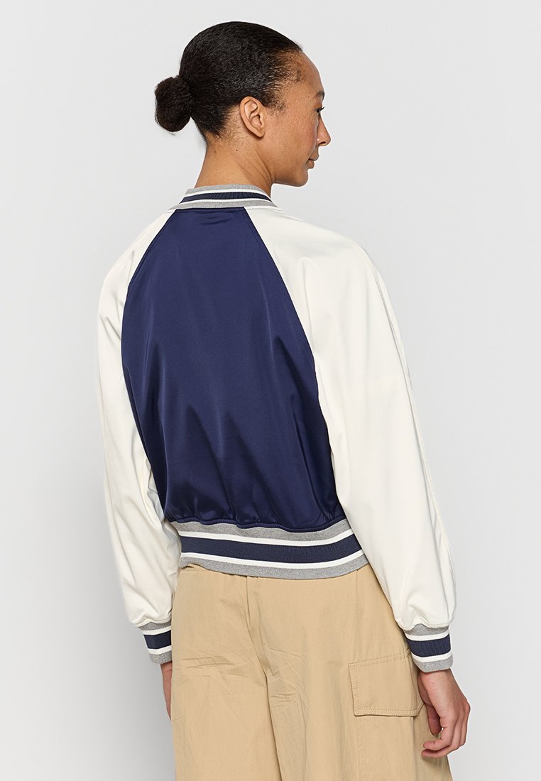 Esprit Bomberjacke Media 2