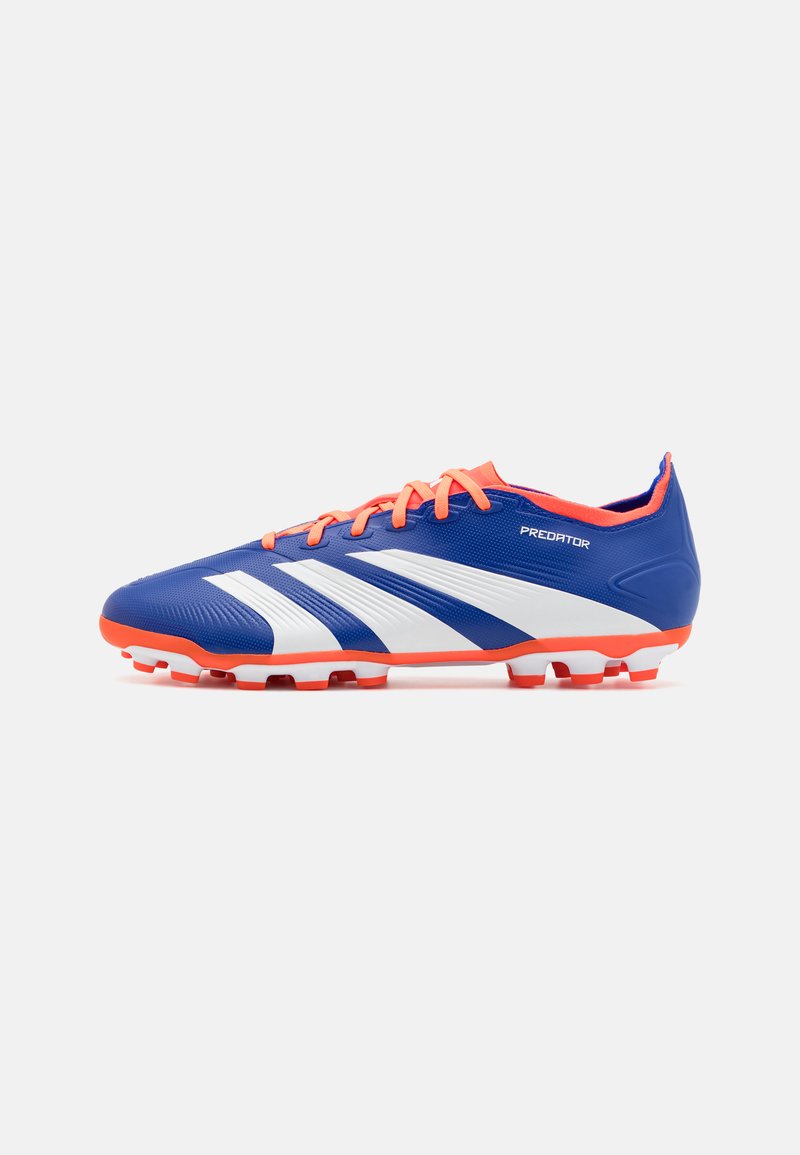 Blauer und weißer Fußballschuh mit strukturiertem Synthetik-Obermaterial, orangefarbenen Akzenten und fünf geformten Stollen für Traktion. Mit "Predator"-Markierung.