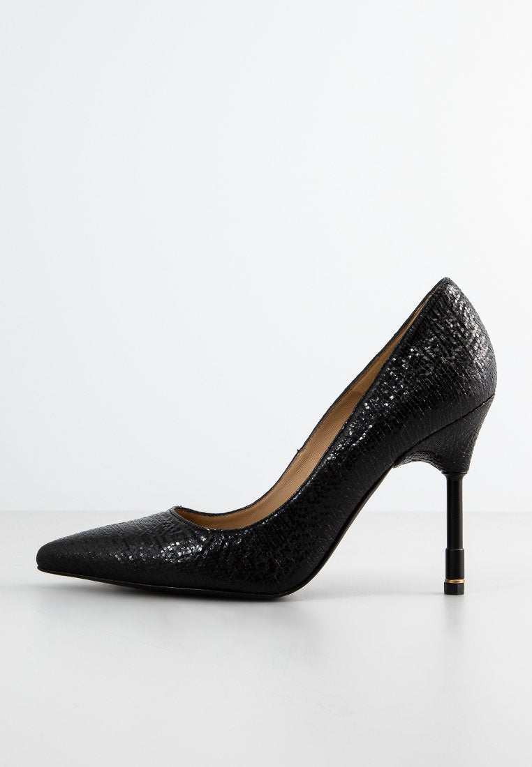 Schwarzer High-Heel-Pumps mit spitzem Zehenbereich, strukturiertem Reptilmuster, elegantem Design und schlankem Stiletto-Absatz mit goldenen Akzenten.