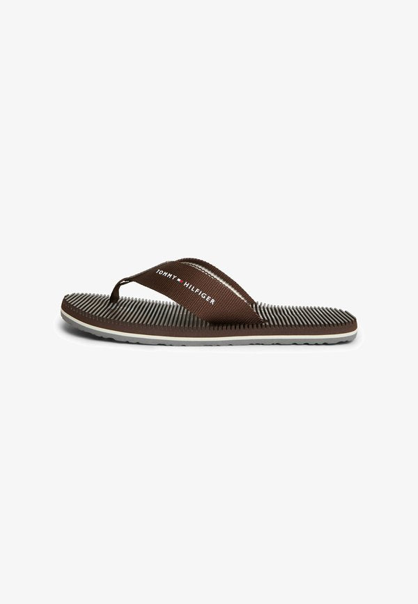 Tommy Hilfiger TOMMY HILFIGER WEBBING STRAP MASSAGE FOOTBED FLIP-FLOPS - Pool slides - cocoa