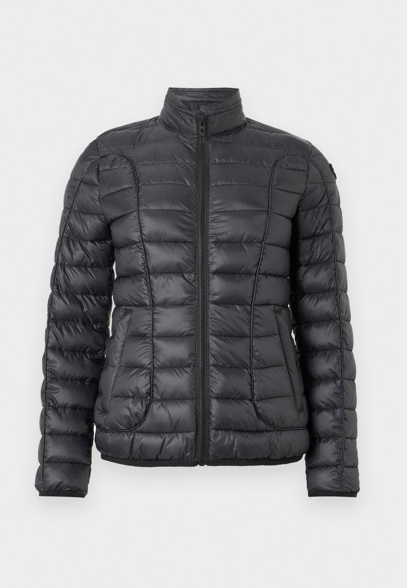 Schwarze gesteppte Jacke mit durchgehendem Reißverschluss, hohem Kragen und horizontaler Steppung. Das Material ist glatt mit einem dezenten Glanz; verfügt über zwei seitliche Taschen.