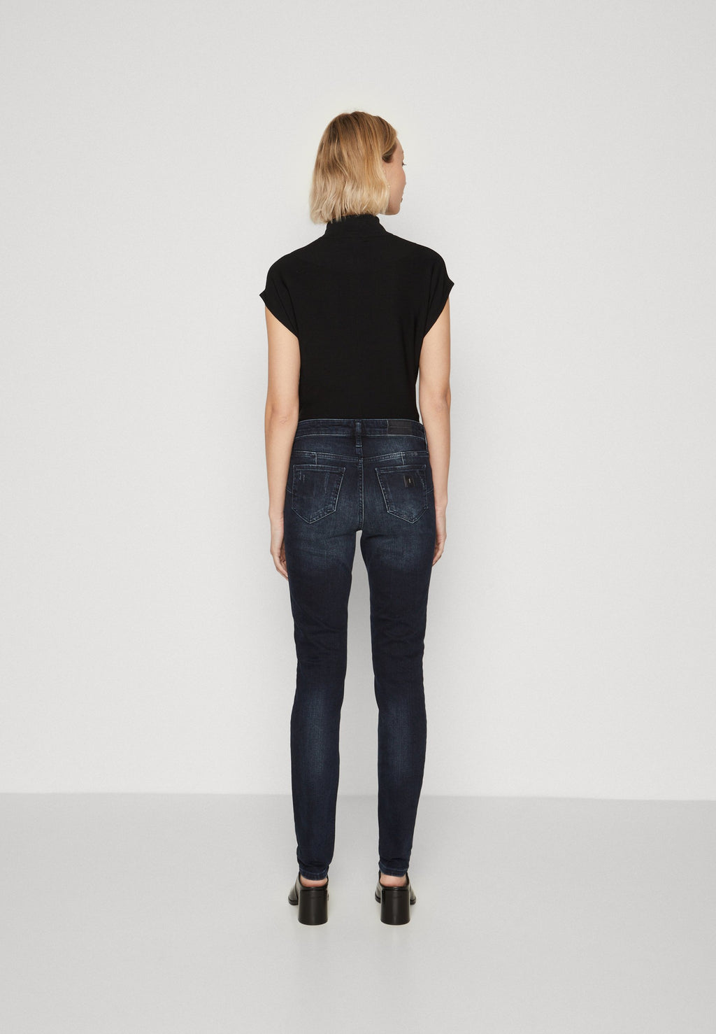 Armani Exchange Jeans Skinny Fit Media 4