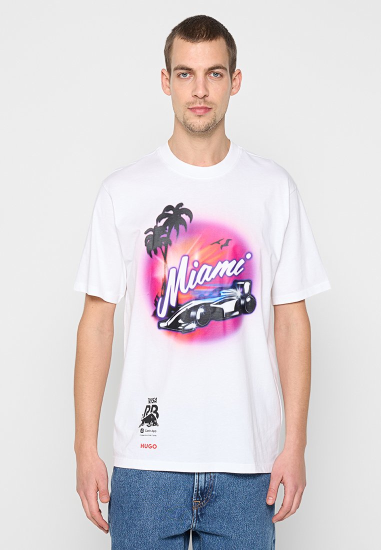 Weißes Baumwoll-T-Shirt mit einem bunten Miami-Motiv, das Palmen und ein Rennauto zeigt. Rundhalsausschnitt und kurze Ärmel.