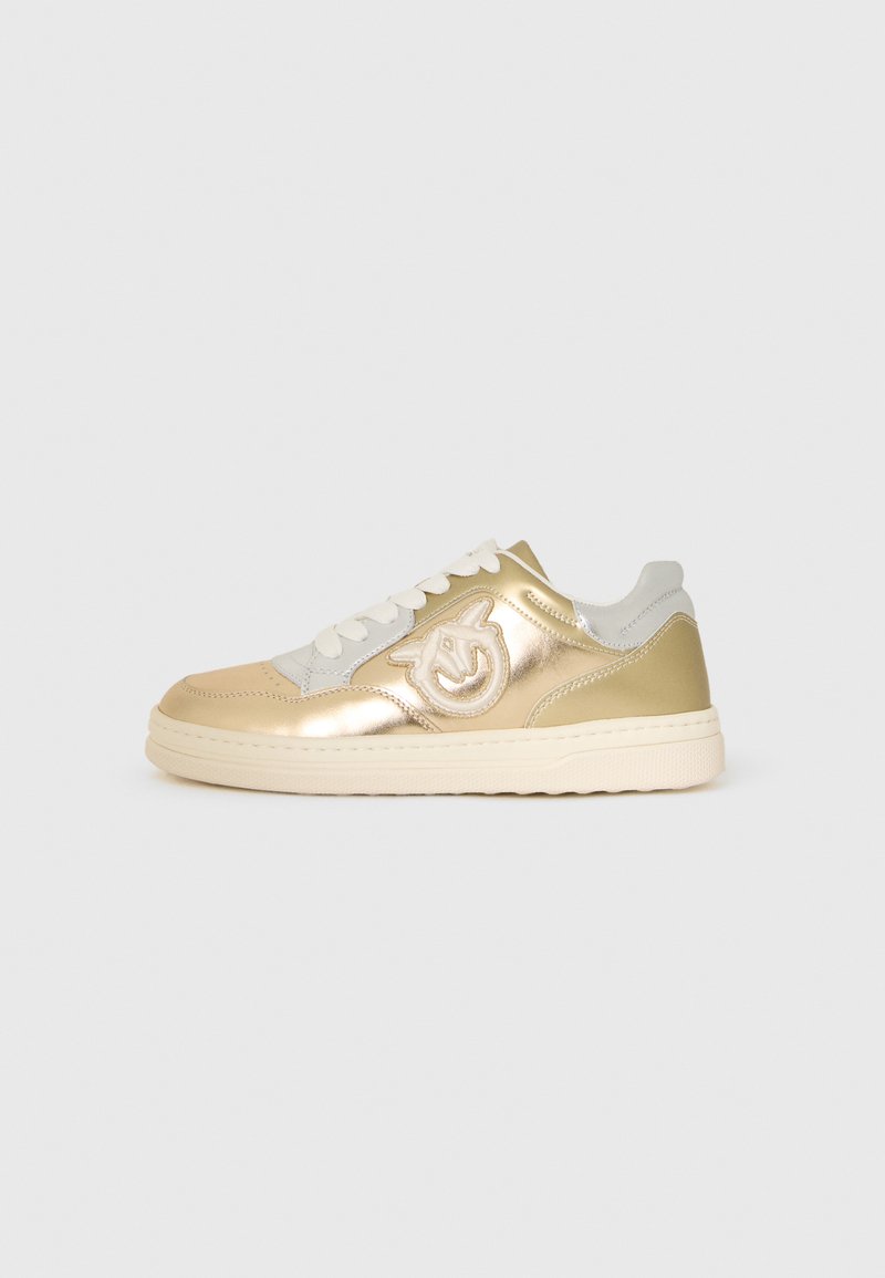Metallic gold Sneakers mit weißen und grauen Akzenten, ausgestattet mit einem runden Logopatch, Schnürdesign und strukturiertem Gummisohle.