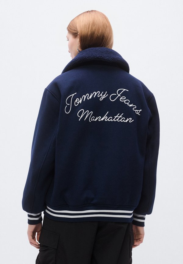 Tommy Jeans PADDED TWILL OVERSIZED VARSITY JACKET