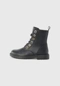 Schwarze Leder-Stiefelette mit runder Zehenform, Schnürverschluss, goldenen, silbernen und schwarzen Ösen sowie einem niedrigen Blockabsatz. Strukturierte Oberflächen.
