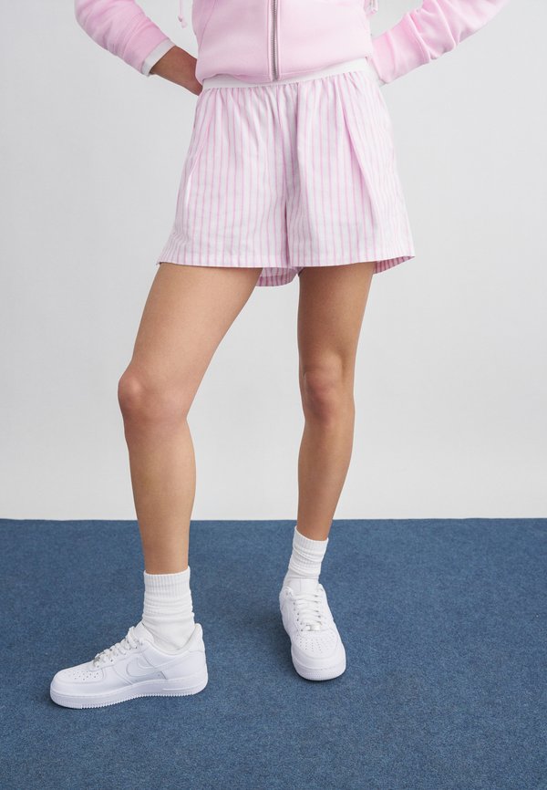 Nike Sportswear Shorts - magenta/pink foam/summit white