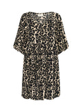 Leopardenmuster-Kleid mit V-Ausschnitt, kurzen flatternden Ärmeln und fließender Silhouette. Hergestellt aus leichtem Stoff mit plissierten Details.