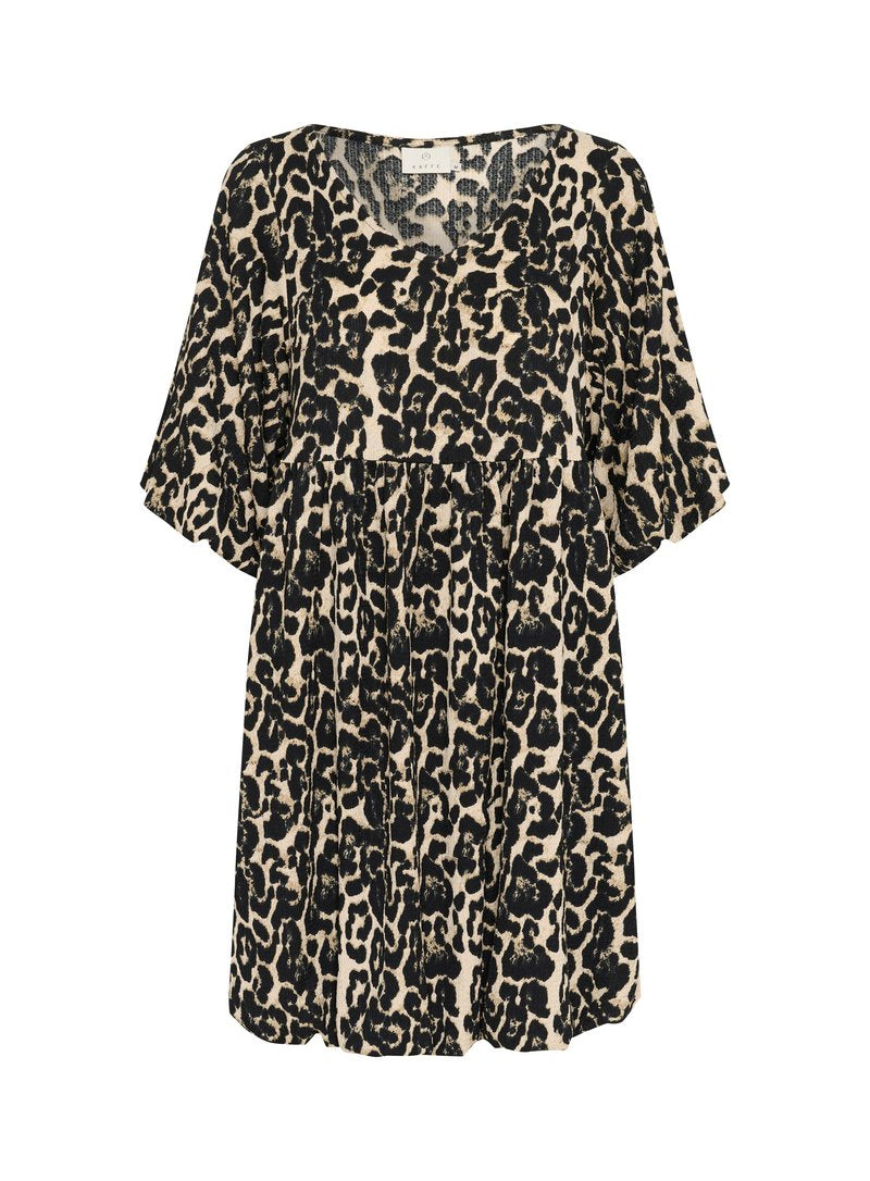 Leopardenmuster-Kleid mit V-Ausschnitt, kurzen flatternden Ärmeln und fließender Silhouette. Hergestellt aus leichtem Stoff mit plissierten Details.