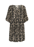 Leopardenmuster-Kleid mit V-Ausschnitt, kurzen flatternden Ärmeln und fließender Silhouette. Hergestellt aus leichtem Stoff mit plissierten Details.