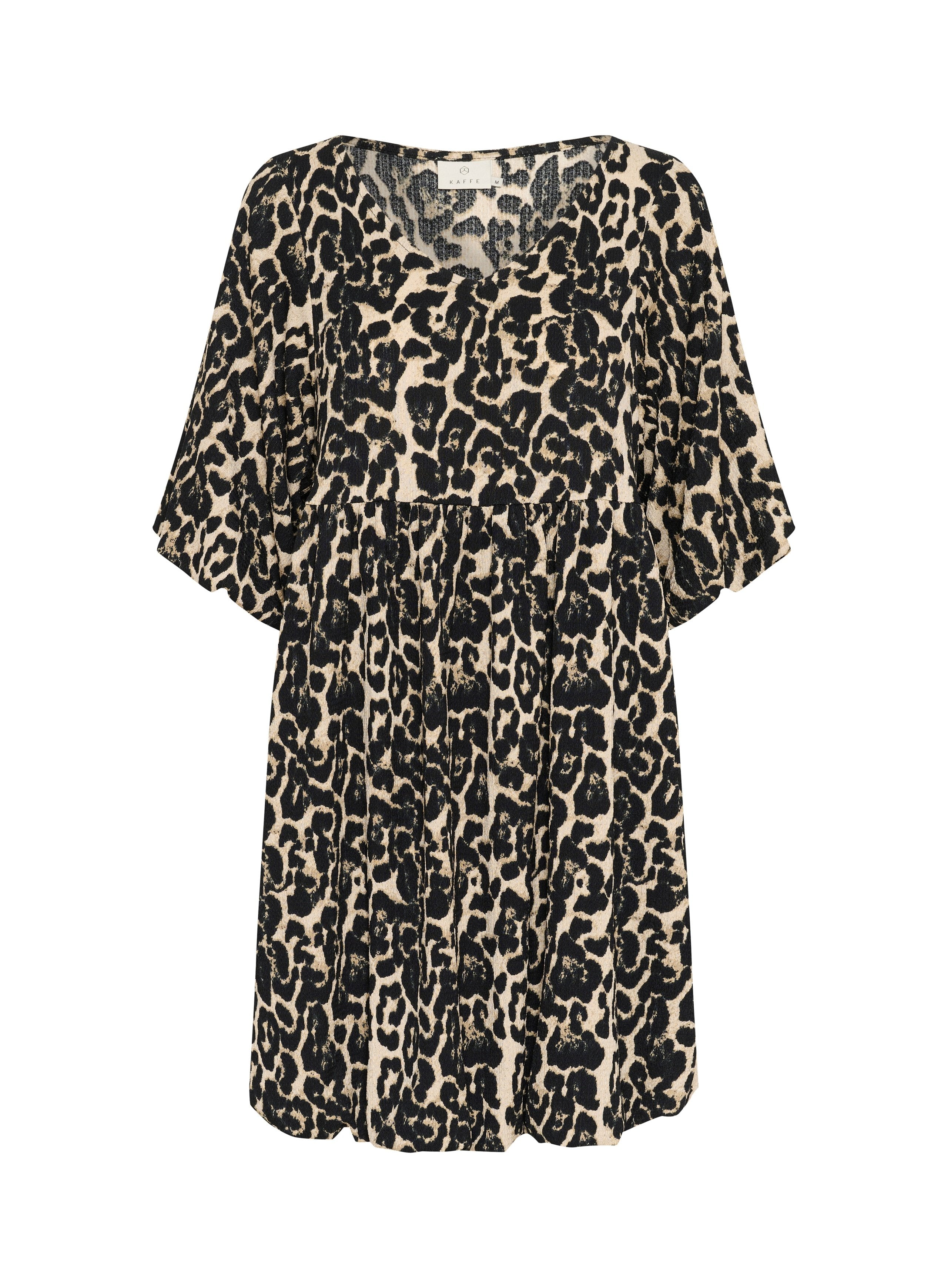 Leopardenmuster-Kleid mit V-Ausschnitt, kurzen flatternden Ärmeln und fließender Silhouette. Hergestellt aus leichtem Stoff mit plissierten Details.