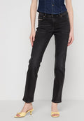Schwarze Denim-Jeans im Slim-Fit-Schnitt mit einem Fünf-Taschen-Design. Mit abgenutzten Details und subtilen Nähakzenten; kombiniert mit gelben Sandalen.