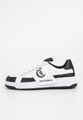Weiße Sneaker mit schwarzen Akzenten, Schnürdesign, strukturiertem Leder und einem Logo-Patch an der Seite. Verfügt über eine robuste Gummisohle.