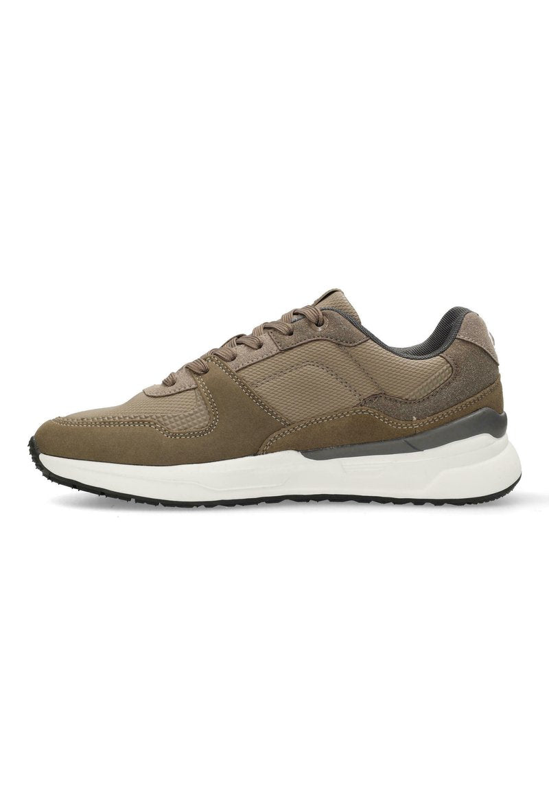 Brauner Sportschuh mit einer Mischung aus strukturierten Materialien, gepolstertem weißen Zwischensohlen und schwarzer Gummisohle. Schnürsenkel und Paneelakzente sichtbar.