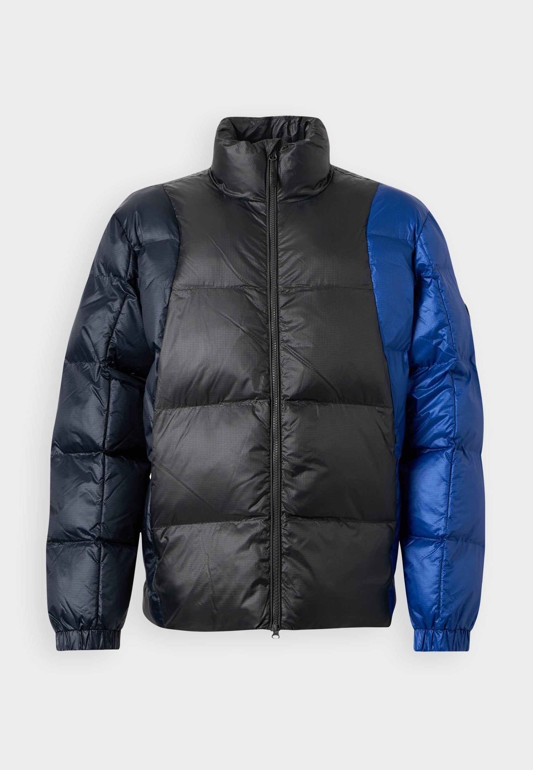 MOUNTAIN JACKET Media 1