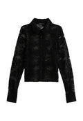 Schwarze Spitzenbluse mit langen Ärmeln, die einen Kragen, ein strukturiertes Blumenmuster und eine Knopfleiste vorne hat.