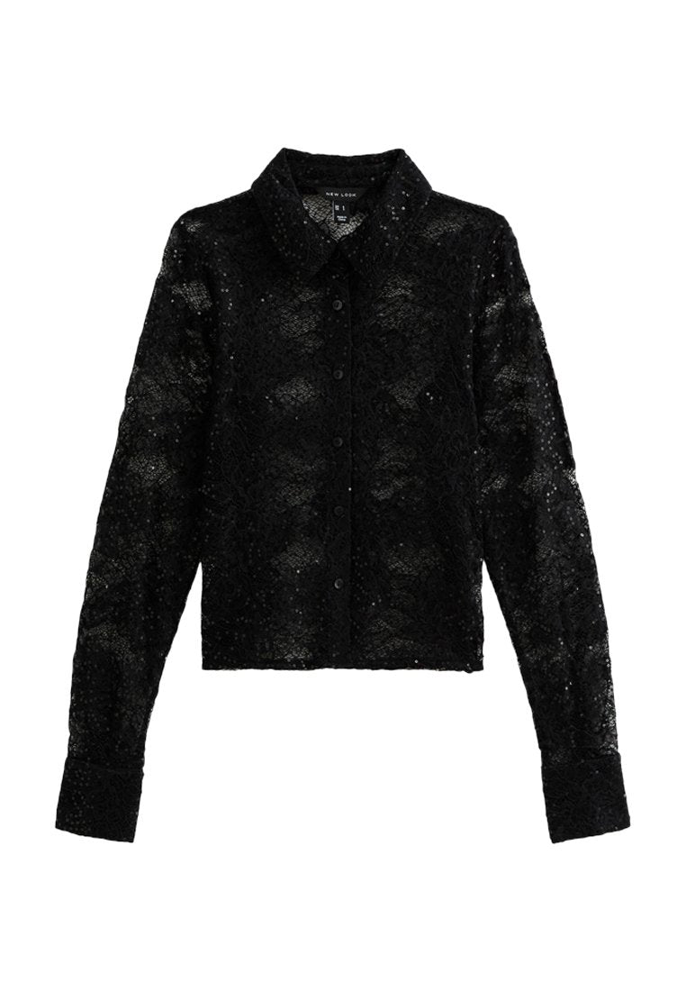 Schwarze Spitzenbluse mit langen Ärmeln, die einen Kragen, ein strukturiertes Blumenmuster und eine Knopfleiste vorne hat.