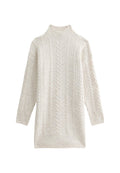 Hellbeiger Rollkragenpullover aus strukturiertem Strick mit Kabelmustern, mit langen Ärmeln und einem gerippten Saum sowie Rippbündchen.