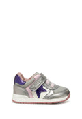 Silberner und pinker Sneaker mit einem glänzenden lila Stern-Akzent, Klettverschluss, strukturierten Materialien, gepolstertem Kragen und leichter Sohle.