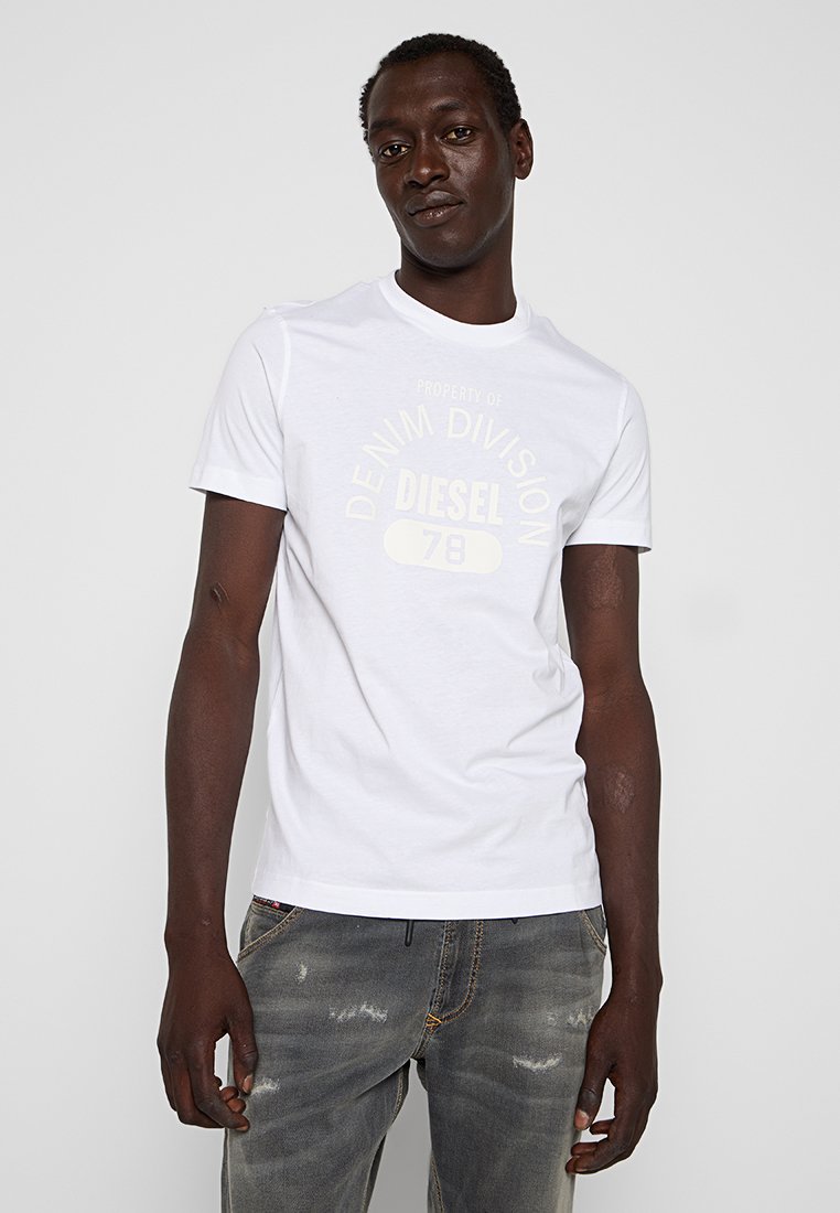 Weiße Baumwoll-T-Shirt mit Rundhalsausschnitt, kurzen Ärmeln und einem grafischen Aufdruck in hellem Beige mit der Aufschrift "DENIM DIVISION 78."