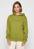 Grüne Kapuzenjacke mit einer Fronttasche und schwarzem "DAILY PAPER"-Logo. Sie verfügt über eine Kordelzugkapuze, lange Ärmel und gerippte Manschetten.