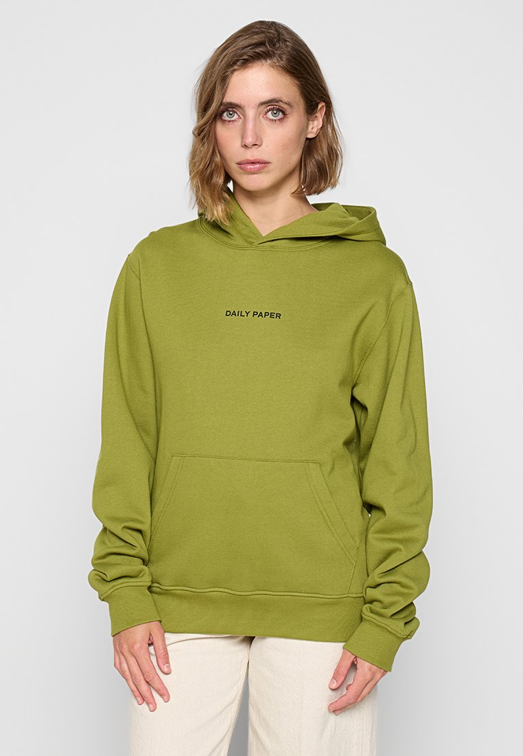 Grüne Kapuzenjacke mit einer Fronttasche und schwarzem "DAILY PAPER"-Logo. Sie verfügt über eine Kordelzugkapuze, lange Ärmel und gerippte Manschetten.