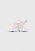 Kinderschuh in pastell-lila mit weißer Sohle, Elsa-Figur und Schneeflocken an der Seite, glitzerndes Obermaterial und Klettverschluss mit der Aufschrift "Elsa".