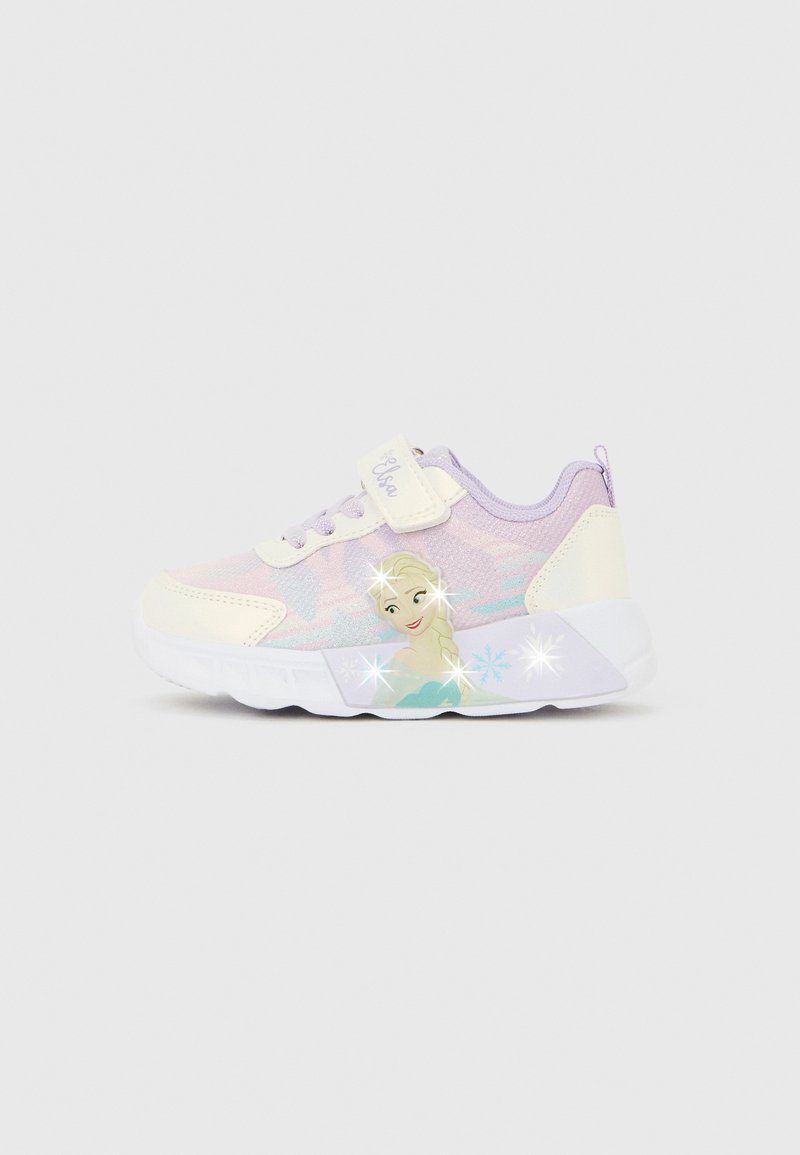 Kinderschuh in pastell-lila mit weißer Sohle, Elsa-Figur und Schneeflocken an der Seite, glitzerndes Obermaterial und Klettverschluss mit der Aufschrift "Elsa".