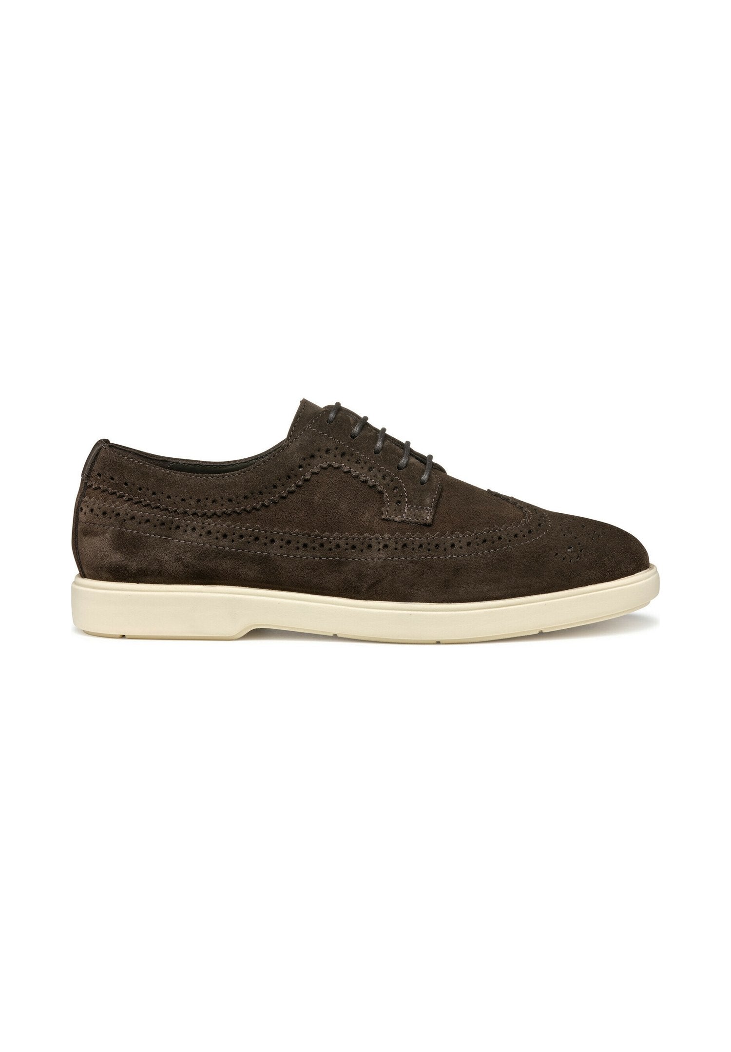 Braune Wildlederschuhe mit Brogue-Details, ausgestattet mit einer cremefarbenen Gummisohle und Schnürdesign. Glatte Textur und elegantes Silhouette.