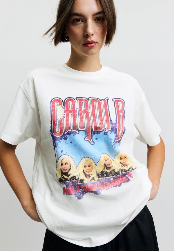 Bershka CARDI B SHORT SLEEVE - Print T-shirt - white