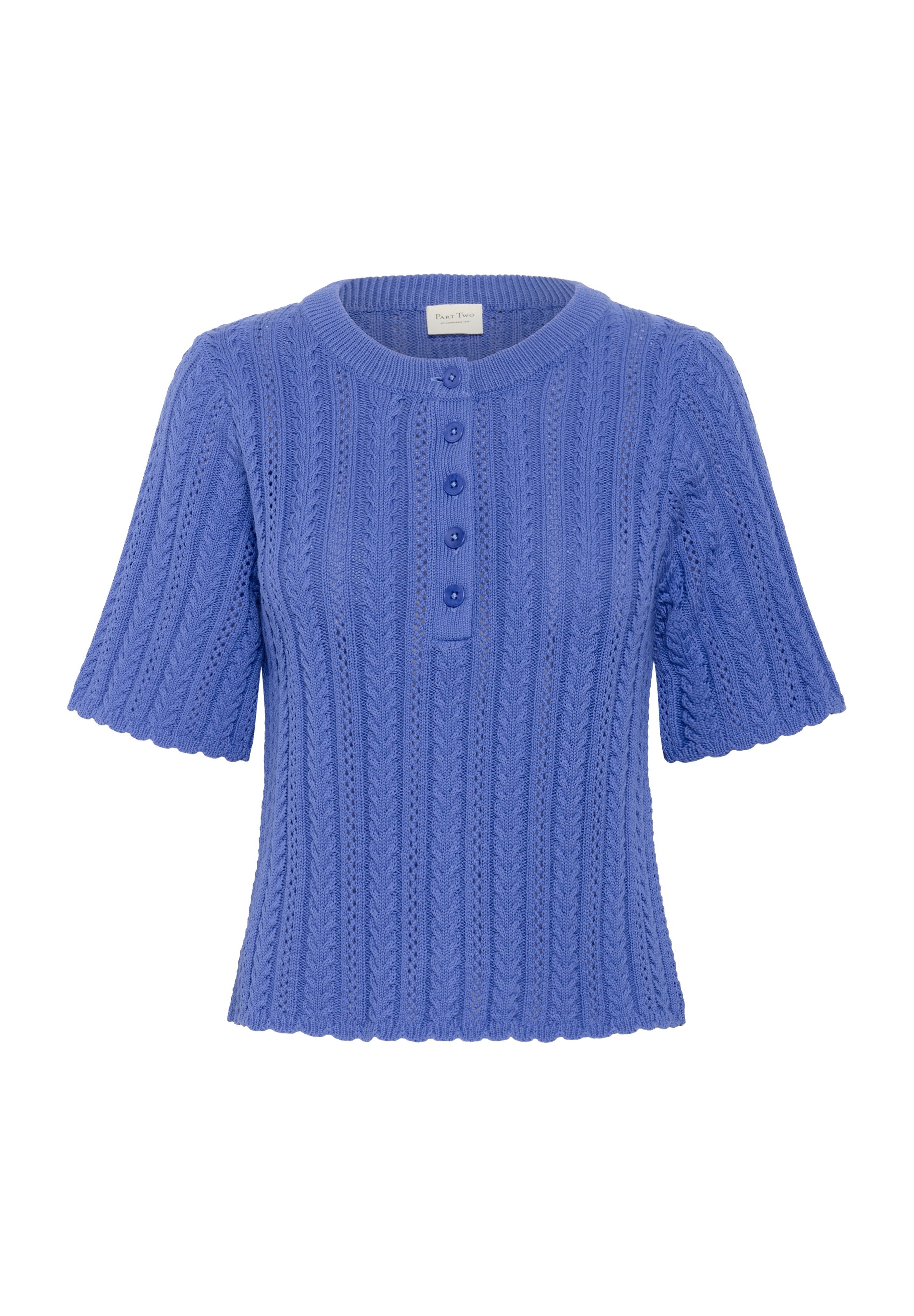 Blaues kurzärmeliges Strickpullover mit rundem Halsausschnitt, ausgestattet mit vier Knopfverschlüssen und einem strukturierten Rippdesign. 