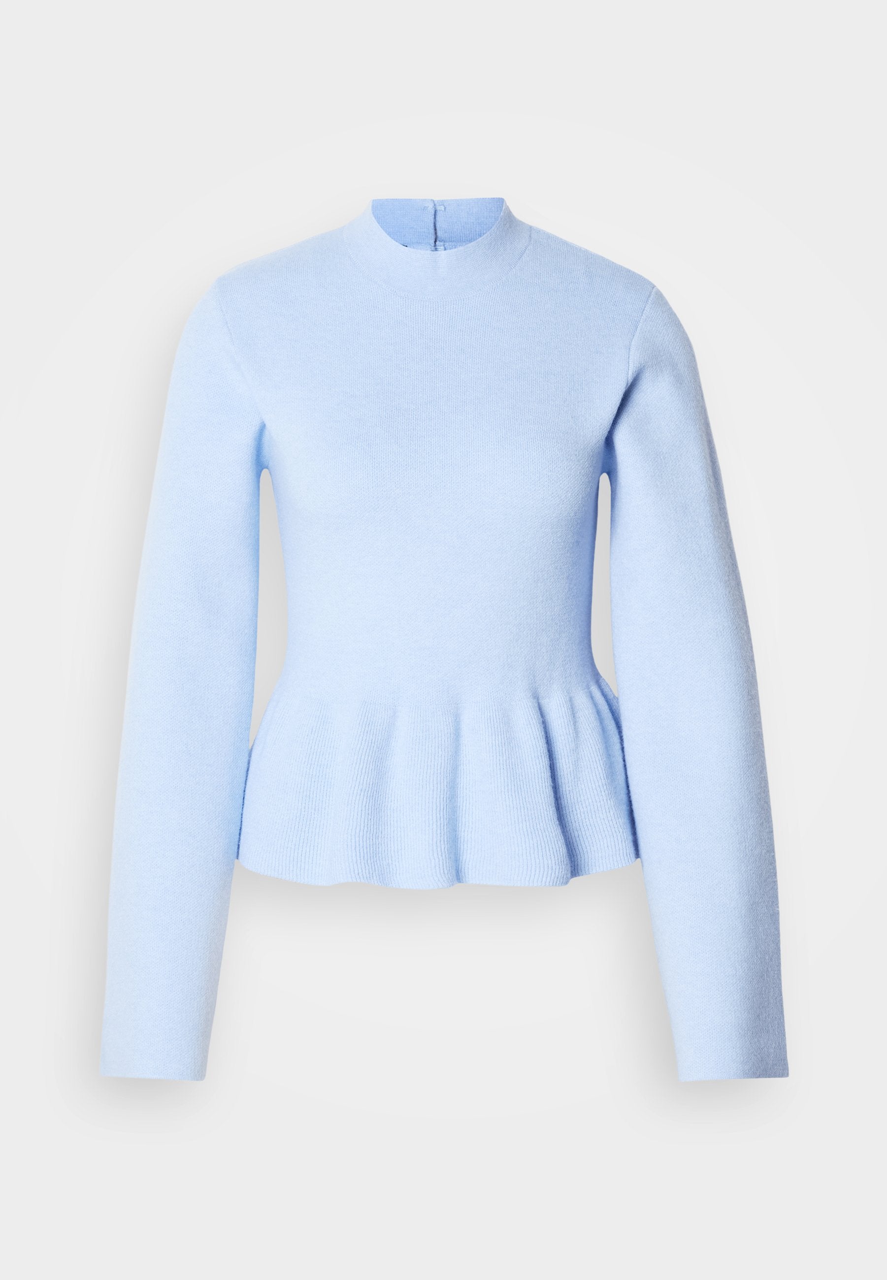 Hellblauer Strickpullover mit hohem Hals, langen Ärmeln und einem Peplum-Saum. Glatte Textur mit gerippten Details am Saum.