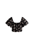 Schwarzes Crop-Top mit Puffärmeln, das ein florales Muster in Hellrosa aufweist. Hergestellt aus weichem Stoff mit einem weiten Ausschnitt und elastischem Saum.