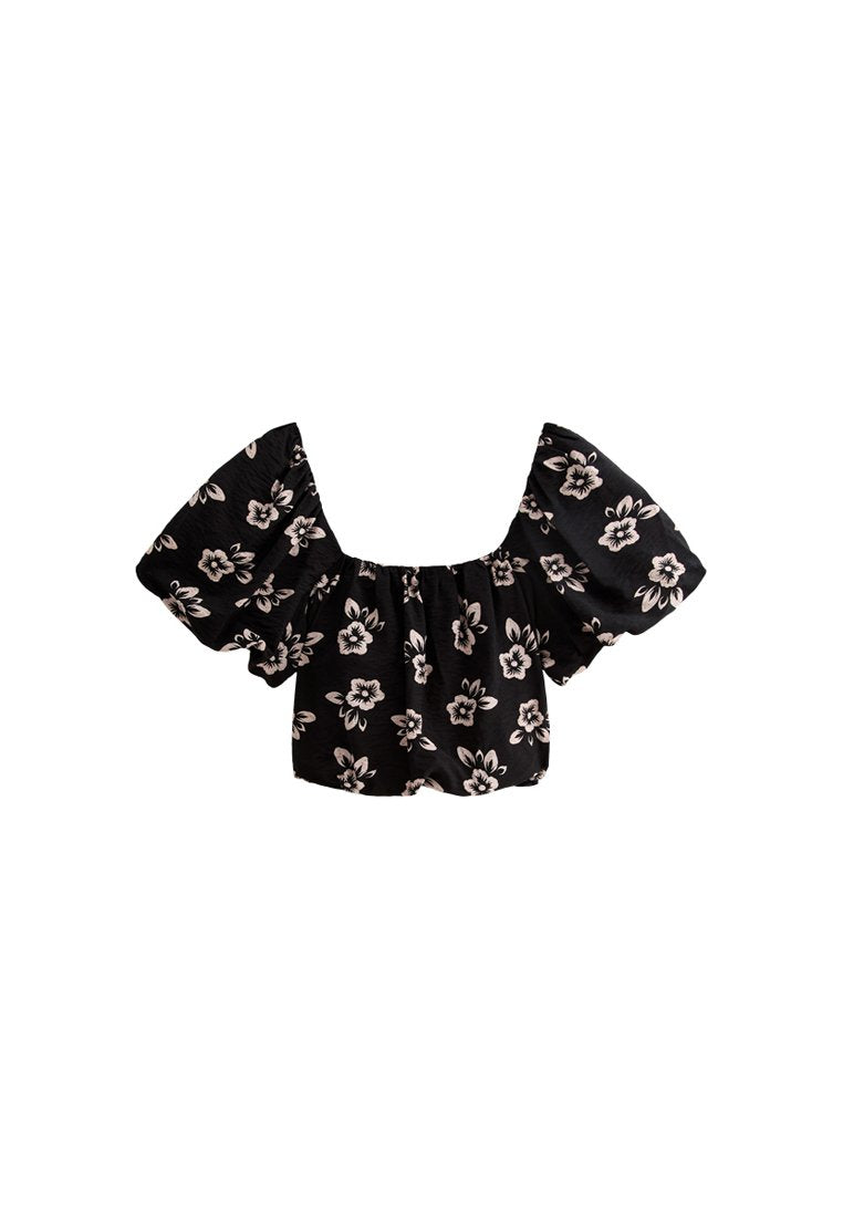 Schwarzes Crop-Top mit Puffärmeln, das ein florales Muster in Hellrosa aufweist. Hergestellt aus weichem Stoff mit einem weiten Ausschnitt und elastischem Saum.