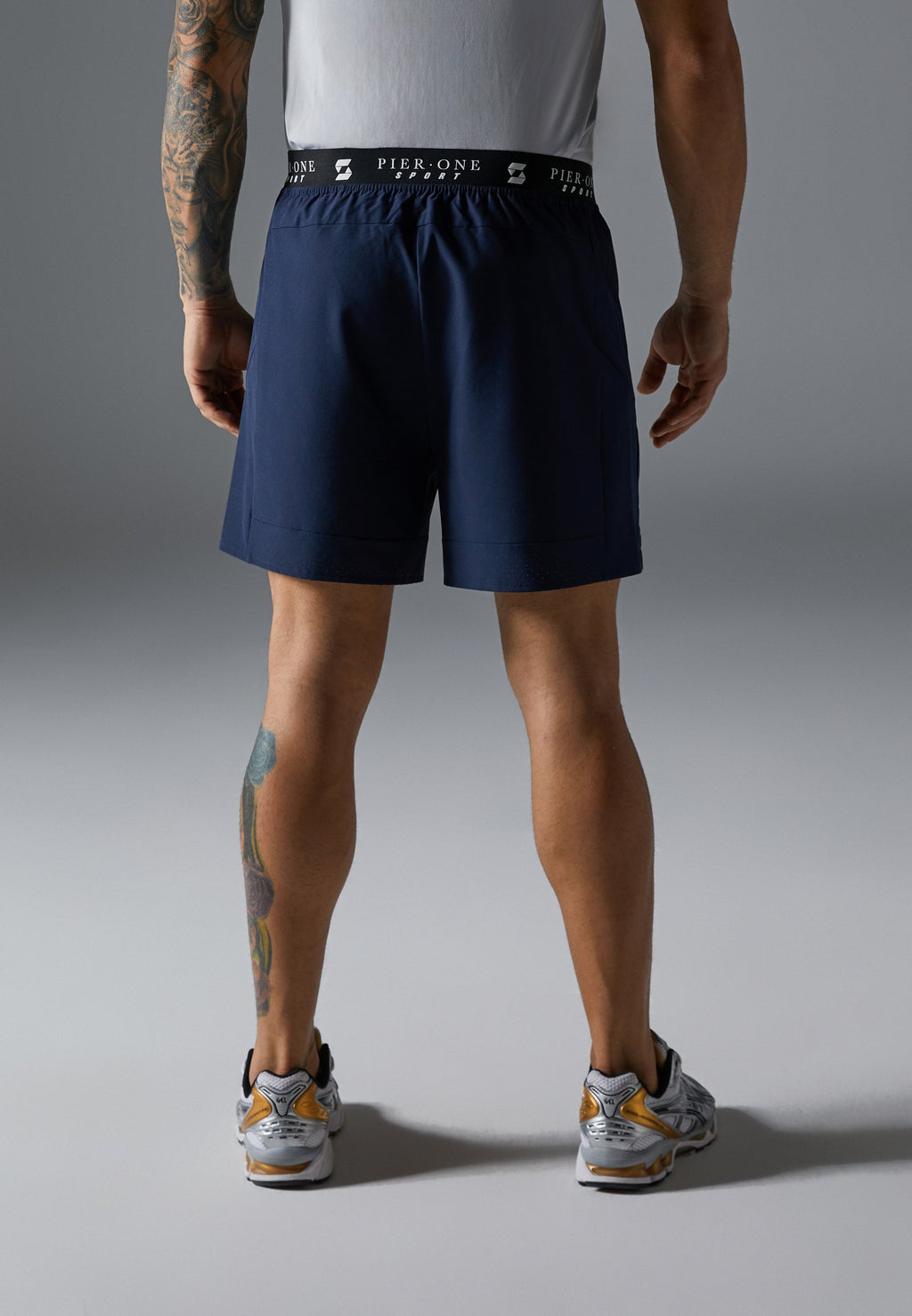 Pier One Sport REGULAR FIT SPORTS SHORTS WITH ZIP UP POCKETS