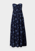 Trägerloses Maxikleid in Marineblau mit blauem Blumenmuster, mit gerafftem Brustbereich und fließender Silhouette. Weicher Stoff mit glatter Textur.