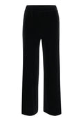 Schwarze Samt-Breitbein-Hosen mit einem elastischen Bund, die eine glatte Textur und ein sauberes, gerades Design aufweisen.