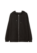 Schwarze Zip-Hoodie mit Kapuze, langen Ärmeln und aufgesetzten Taschen vorne. Aus weichem Stoff gefertigt, mit lässigem Design und gerippten Bündchen.
