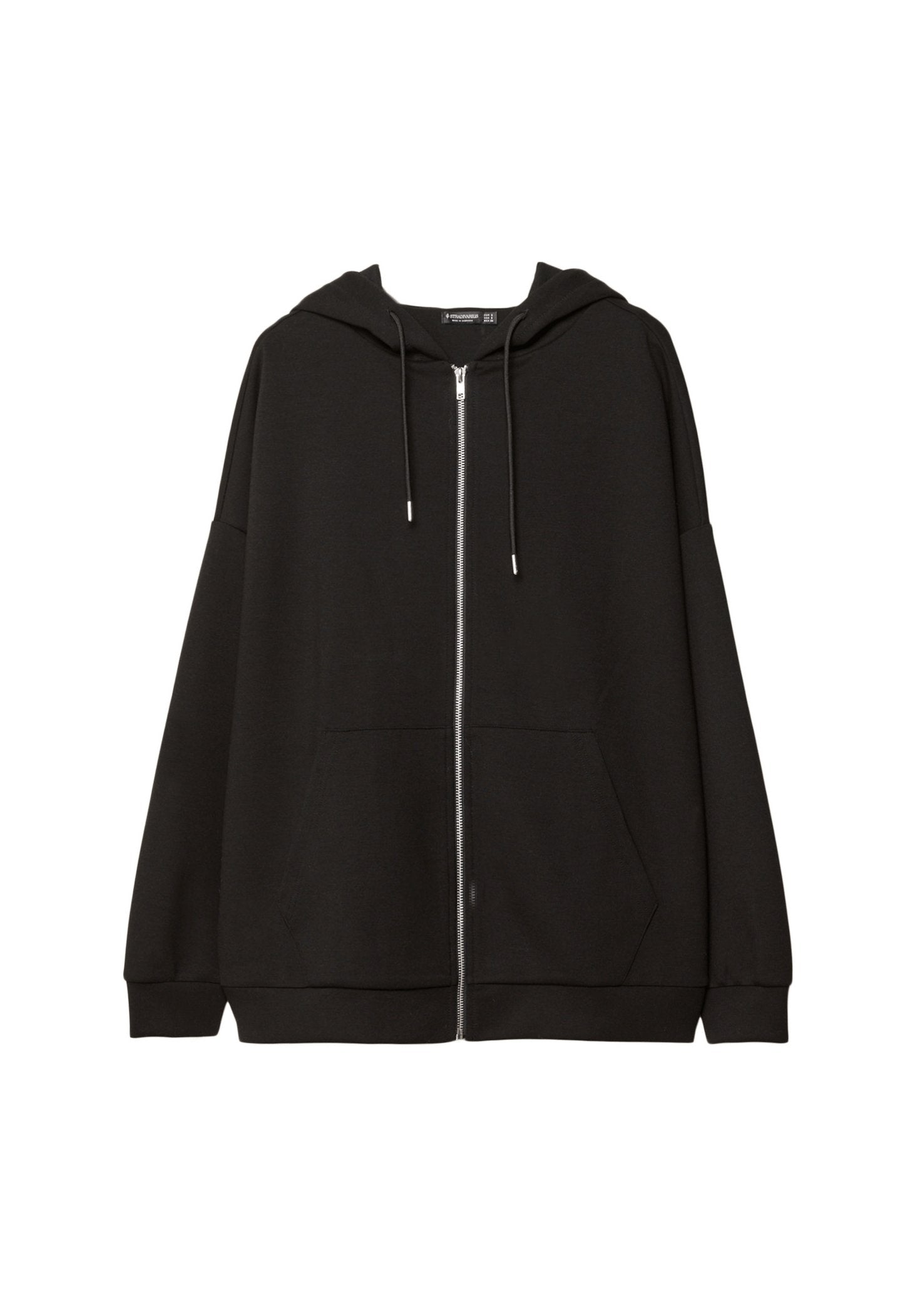 Schwarze Zip-Hoodie mit Kapuze, langen Ärmeln und aufgesetzten Taschen vorne. Aus weichem Stoff gefertigt, mit lässigem Design und gerippten Bündchen.