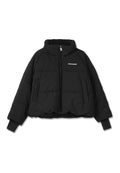 Schwarze, verkürzte Steppjacke mit hohem Kragen, Frontreißverschluss und zwei seitlichen Taschen; mit Rippbündchen und einem Markenlogo auf der Brust.