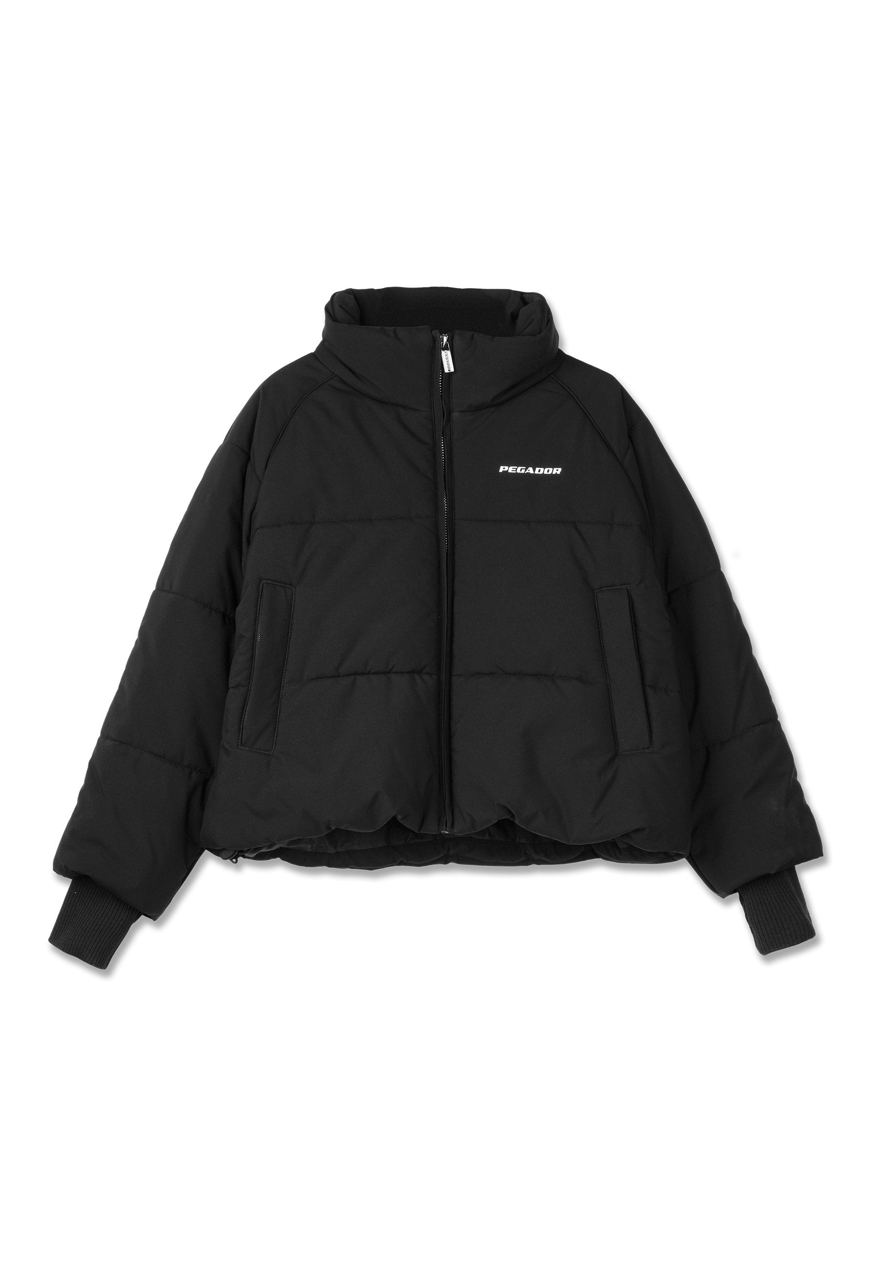Schwarze, verkürzte Steppjacke mit hohem Kragen, Frontreißverschluss und zwei seitlichen Taschen; mit Rippbündchen und einem Markenlogo auf der Brust.