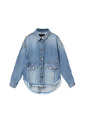 Blaue Jeansjacke mit Knopfleiste, zwei Klappentaschen, Nieten an den Schultern und ausgefranstem Saum mit unterschiedlicher Länge vorne und hinten.