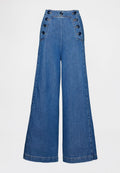 Hoch taillierte Jeans mit weitem Bein in mittelblauem Denim, ausgestattet mit Knöpfen vorne, Seitentaschen und einer glatten Textur.