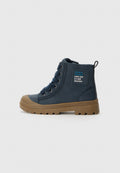 Marineblaue Knöchelstiefel aus synthetischem Material, mit brauner Gummisohle, runder Zehenform, sechs Metallösen und einem Patch mit Text.