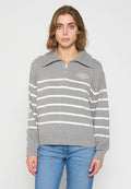 Grauer Strickpullover mit weißen horizontalen Streifen, hohem Kragen und Reißverschluss vorne. Enthält bestickten Text auf der Brust.